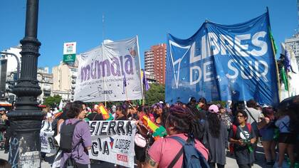 Militantes de distintas organizaciones se preparan para marchar en este 8M