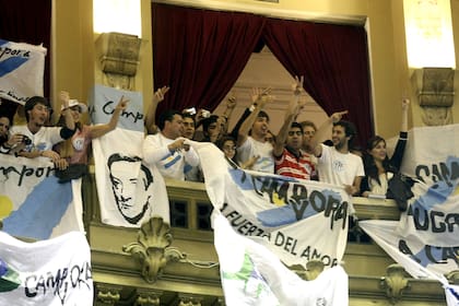 Militantes de La Cámpora en el Congreso, en 2012, cuando se trataba la ley de expropiación de YPF