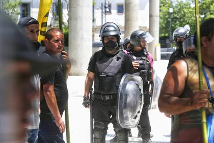 Militantes de Raúl Castells treparon la reja y entraron por la fuerza a la sede del Gobierno de la Ciudad