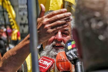 Militantes de Raúl Castells treparon la reja y entraron por la fuerza a la sede del Gobierno de la Ciudad