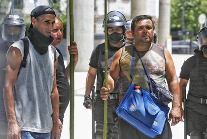 Militantes de Raúl Castells treparon la reja y entraron por la fuerza a la sede del Gobierno de la Ciudad