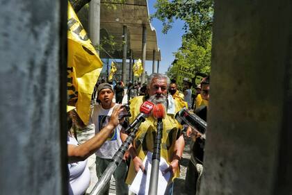 Militantes de Raúl Castells treparon la reja y entraron por la fuerza a la sede del Gobierno de la Ciudad