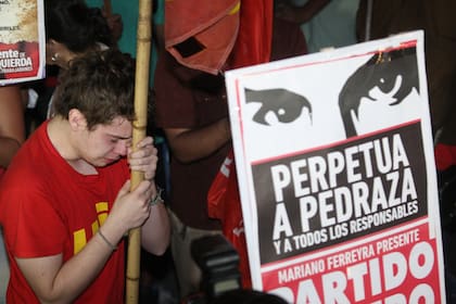 Militantes del Partido Obrero escuchando la sentencia a los responsables del crimen