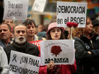 Militantes del PSOE protestaron anteayer afuera de la sede partidaria