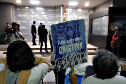 Militantes en la puerta del canal C5N dónde Cristina Kirchner brindará una entrevista esta noche