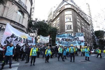 Militantes frente al departamento de Cristina Kirchner en Recoleta