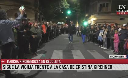 Militantes kirchneristas frente al domicilio de Cristina Kirchner