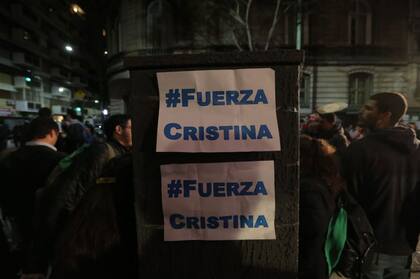 Militantes kirchneristas se congregaron frente al departamento de Cristina en Recoleta