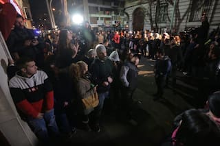 El aguante de los militantes kirchneristas frente al departamento de Cristina