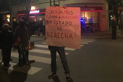 Militantes kirchneristas se congregaron frente al departamento de Cristina en Recoleta