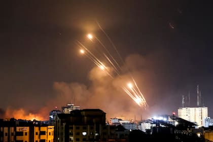 Militantes palestinos lanzan una salva de cohetes desde la ciudad de Gaza hacia Israel, el 8 de octubre de 2023.