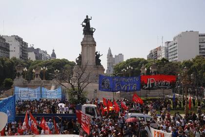 Militantes peronistas en la Plaza de los Dos Congresos