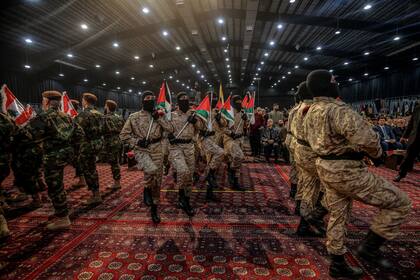 Militantes proiraníes de Hezbolá desfilan durante una ceremonia para conmemorar el Día Internacional de Al-Quds en un suburbio al sur de Beirut