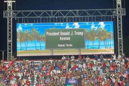 Militantes republicanos apoyan la iniciativa de renombrar la avenida en honor a Trump