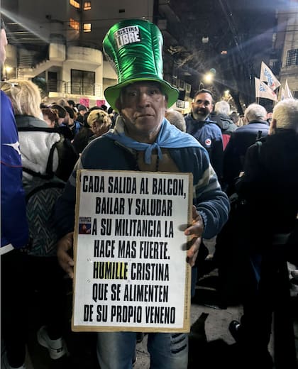 Militantes se reúnen frente al departamento de Cristina Kirchner