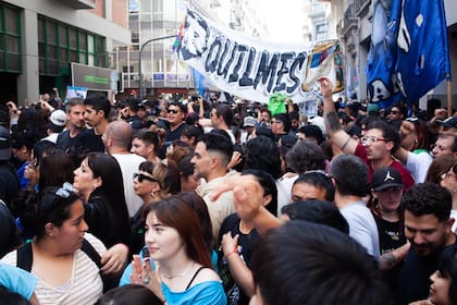 Militantes y referentes políticos en el Instituto Patria por la llegada de Cristina Kirchner