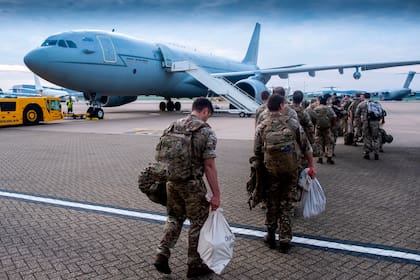 Militares británicos se preparan para ser enviados a Afganistán a ayudar con el retiro de personal, el 13 de agosto de 2021. (LPhot Ben Shread/MoD/Crown Copyright via AP)