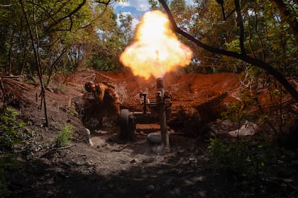 Militares de la 93ra Brigada Mecanizada disparan un mortero pesado francés MO-120-RT en el frente cerca de la ciudad de Bakhmut, en la región ucraniana de Donetsk el miércoles 22 de mayo de 2024.