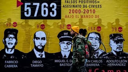 Militares en Colombia fueron acusados de asesinar civiles y hacerlos pasar por guerrilleros. Este escándalo se conoce como Falsos Positivos