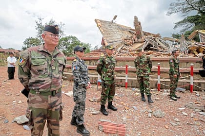 Militares internacionales observan la implementación de alto el fuego entre Camboya y Tailandia