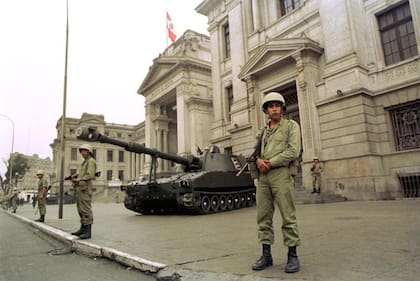 Militares peruanos tomaron control del Congreso y del palacio de Justicia de Lima durante el autogolpe de Fujmori.