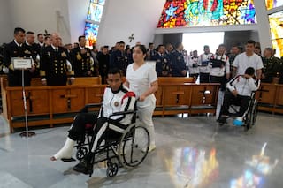 Militares rinden homenaje a las 69 víctimas del accidente aéreo en Colombia