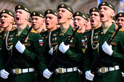 Militares rusos asisten al ensayo general del desfile militar que se celebrará el lunes