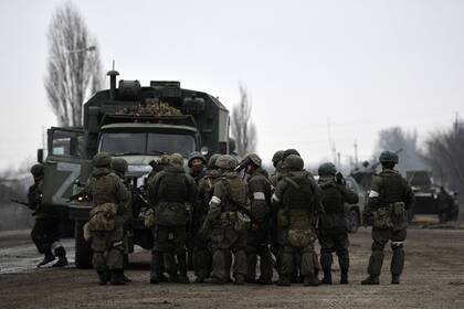 Militares rusos en Armyansk, Crimea, el 25 de febrero de 2022, un día después de lanzada la invasión