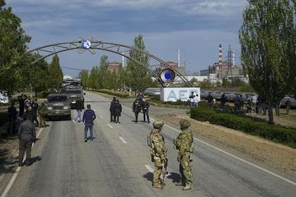 Militares rusos en la carretera hacia la central nuclear de Zaporiyia en el territorio bajo control militar ruso, en el sureste de Ucrania, 1 de mayo de 2022.