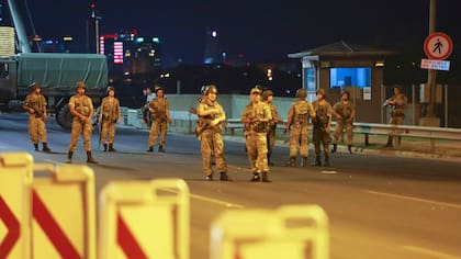 Militares turcos bloquean el puente del Bosforo, que une el lado europeo y asiático de la ciudad. Estambul, Turquia