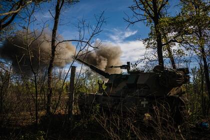 Militares ucranianos disparan un obús Krab autopropulsado polaco de 155 mm desde una posición en la línea del frente en la región de Donetsk (Photo by Dimitar DILKOFF / AFP)