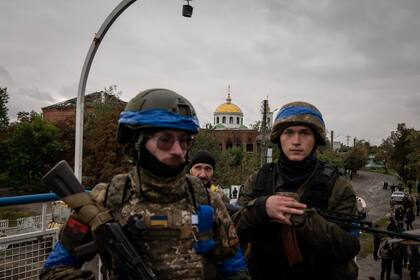 Militares ucranianos en Izium