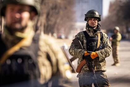 Militares ucranianos hacen guardia en un punto de control militar en Kiev el 21 de marzo de 2022.