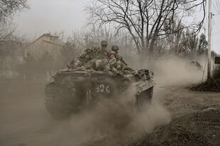 Militares ucranianos se dirigen hacia Bakhmut en un vehículo de combate de infantería BMP, en el este de Ucrania, el 22 de marzo de 2023.