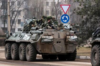 Militares viajan sobre un vehículo blindado ruso en Armyansk Crimea