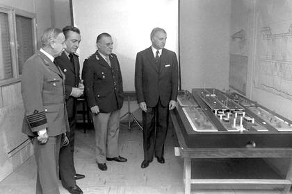 Militares visitan la obra de la Autopista 25 de Mayo, en mayo de 1979