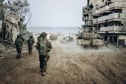 Militares y un carro de combate israelí en el interior de la Franja de Gaza 