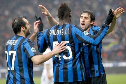 Milito abraza a Balotelli, uno de los goleadores de la jornada