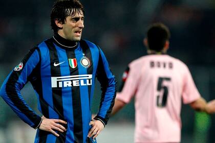 Milito convirtió, pero también sufrió el empate de Palermo