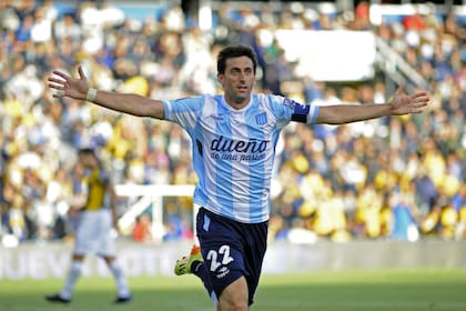 Milito festeja su gol