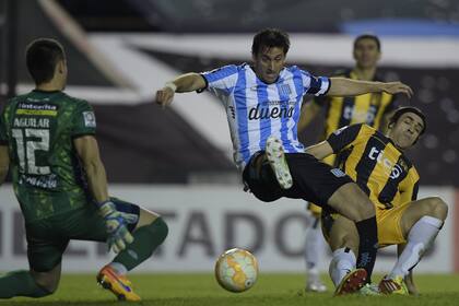 Milito intenta, ante la férrea defensa de Guaraní