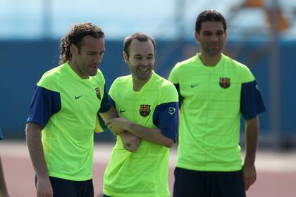 Milito, junto a Iniesta, en el entrenamiento de Barcelona