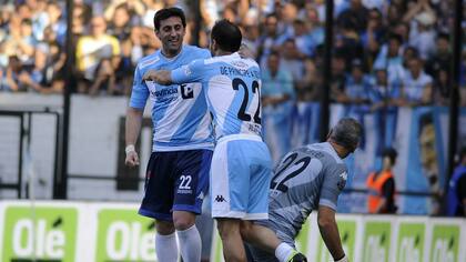 Milito se abraza con Chatruc en el primer gol que marcó en su despedida
