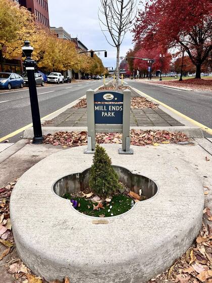 Mill Ends Park fue declarado oficialmente espacio público en 1976