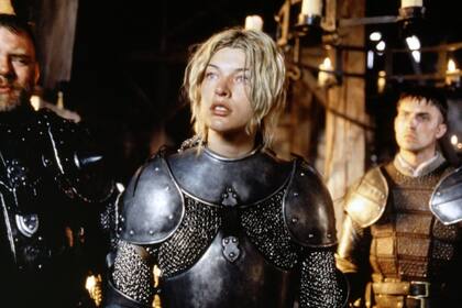 Milla Jovovich en "Juana de Arco" (1999), de Luc Besson, o lo sensual que puede ser vestir una armadura
