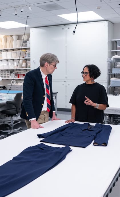 Miller enseña en Barnard College, una universidad afiliada a Columbia que se especializa en la formación de mujeres líderes