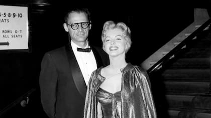 Miller y Monroe, en el estreno de la película El príncipe y la corista (1956)