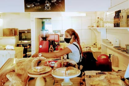 Milli, la barista, prepara un café