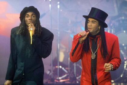 Los integrantes del dío Milli Vanilli no cantaban, se limitaban a gesticular