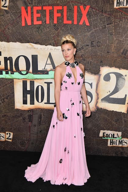 Millie Bobby Brown eligió un vestido de Louis Vuitton para la premiere de Enola Holmes 2 en Nueva York